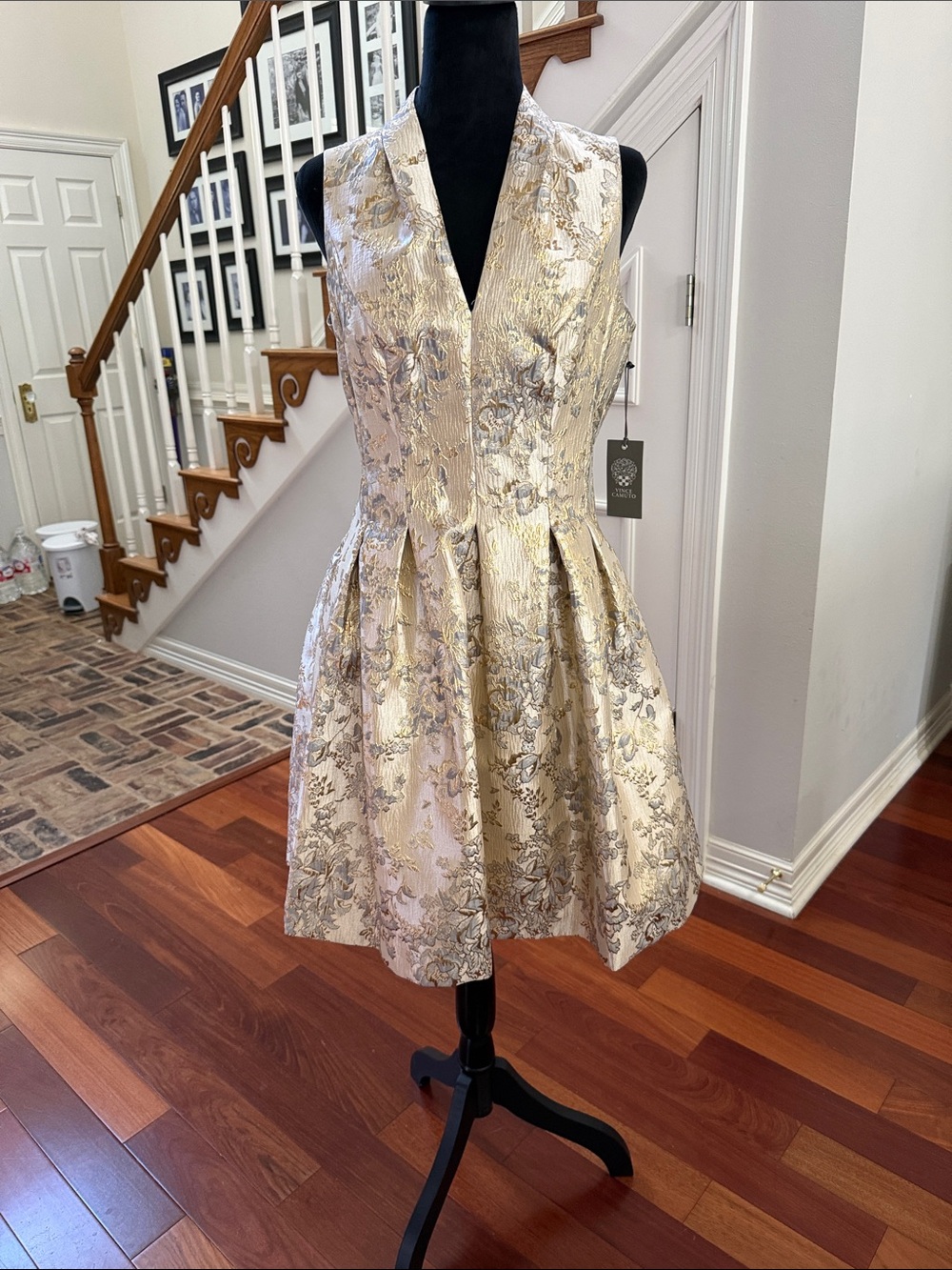 NWT - Vince Camuto Champagne Gold and Silver Brocade Sleeveless Dress Sz 8